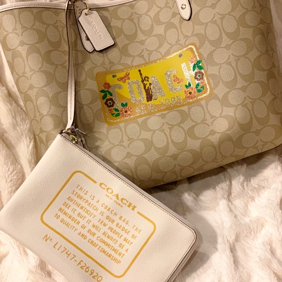 Coach Handbags - 🔥NWT🔥COACH SIGNATURE REVERSIBLE TOTE